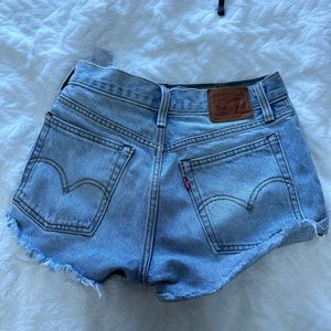 such cute levi jean shorts